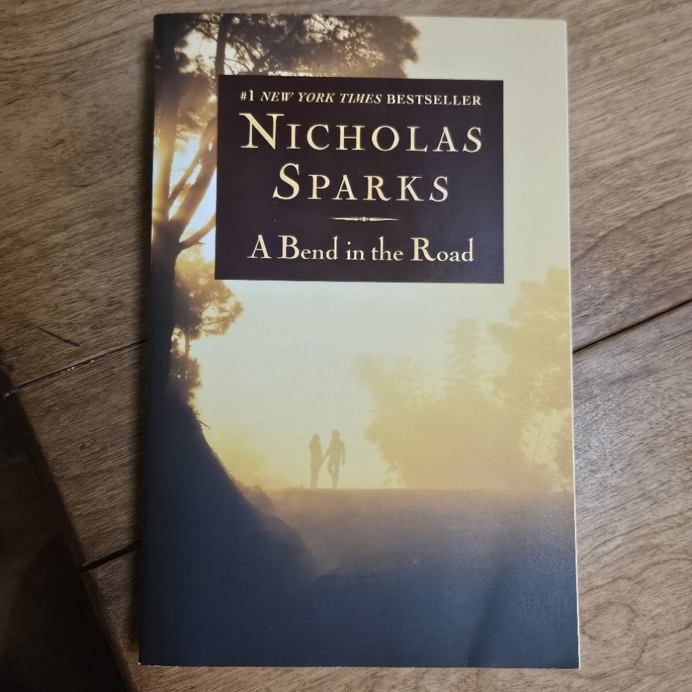 A Bend in the Road paperback book (Nicholas Sparks)